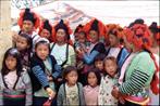 Hmongs rouges au dispensaire