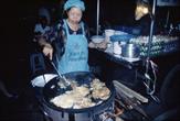 cuisinière sur un marché de nuit